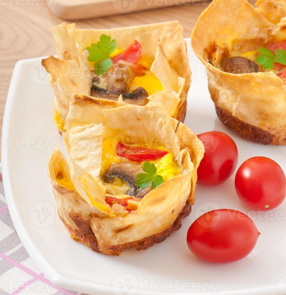 Omelette im Fladenbrot mit Tomaten, Speck und Pilzen foto