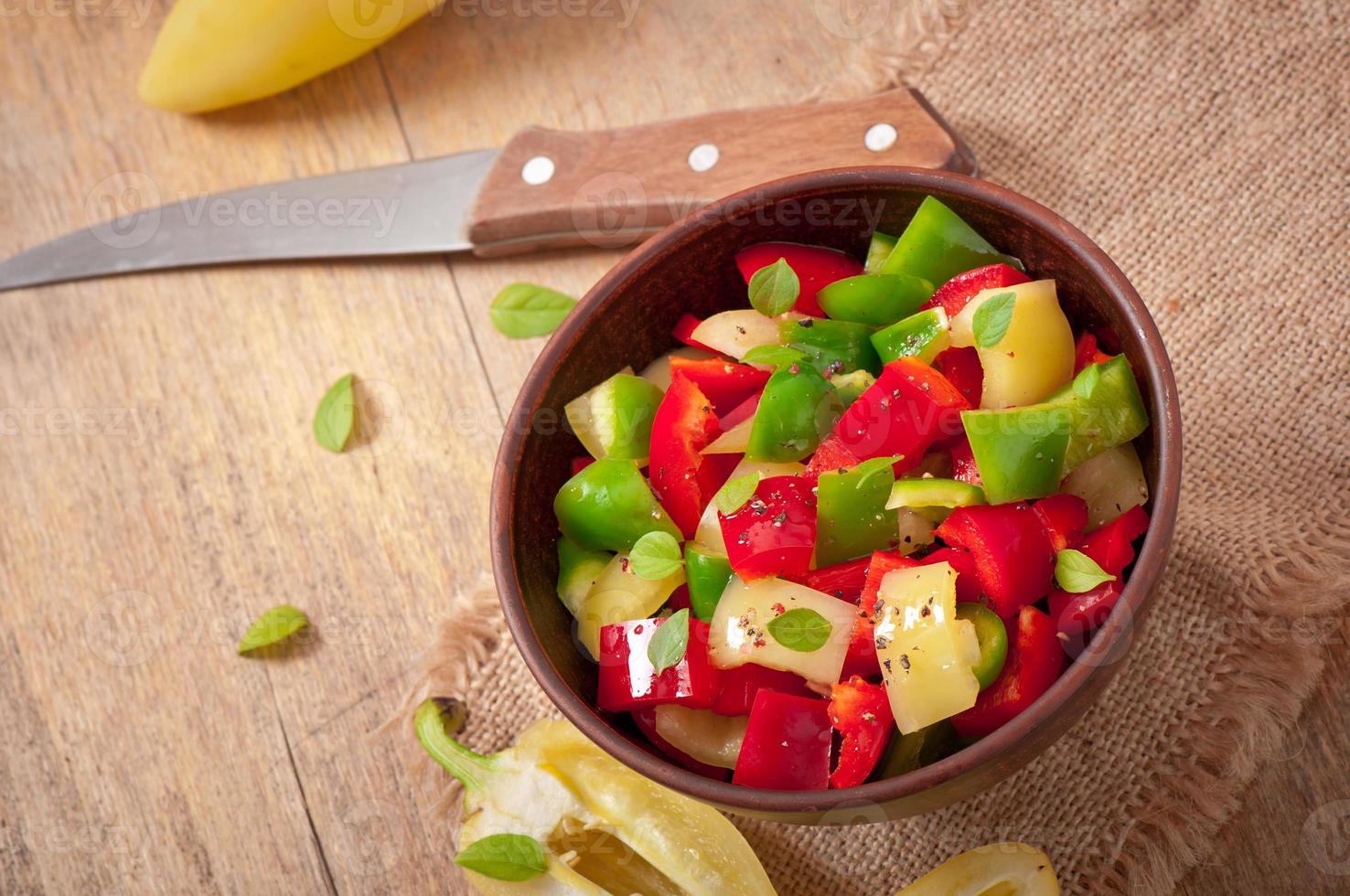 Salat aus süßen bunten Paprikaschoten mit Olivenöl foto