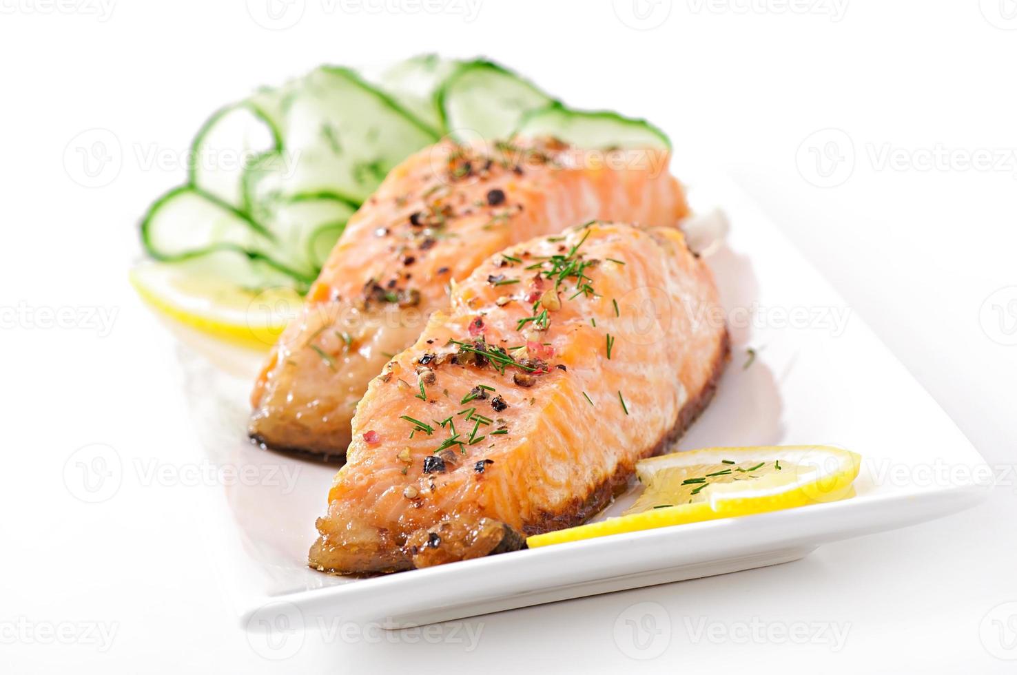 Fischgericht - gegrillter Lachs mit Gemüse foto