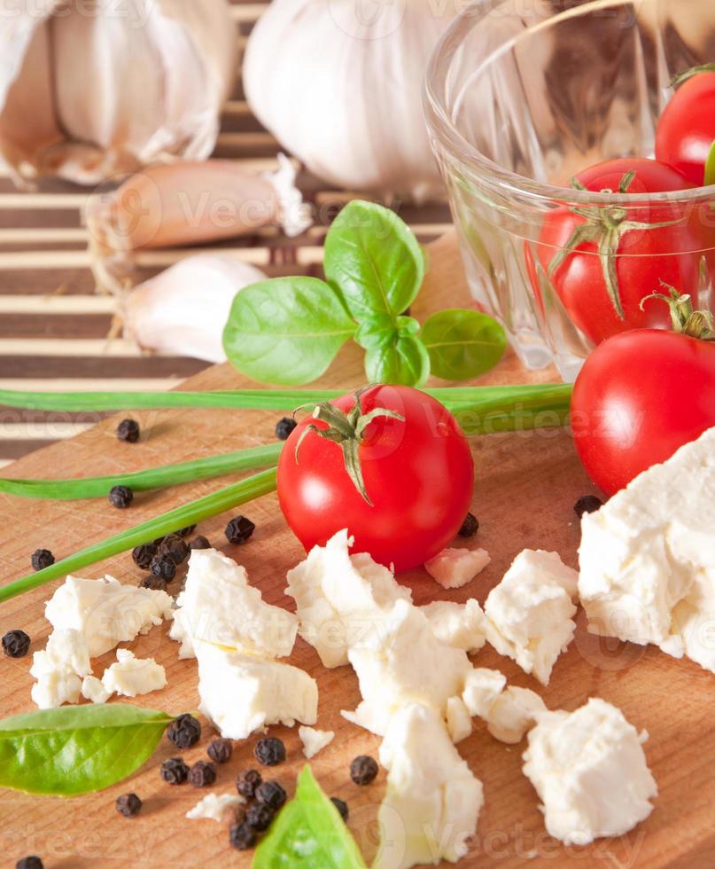 Schüssel mit frischen Kirschtomaten foto