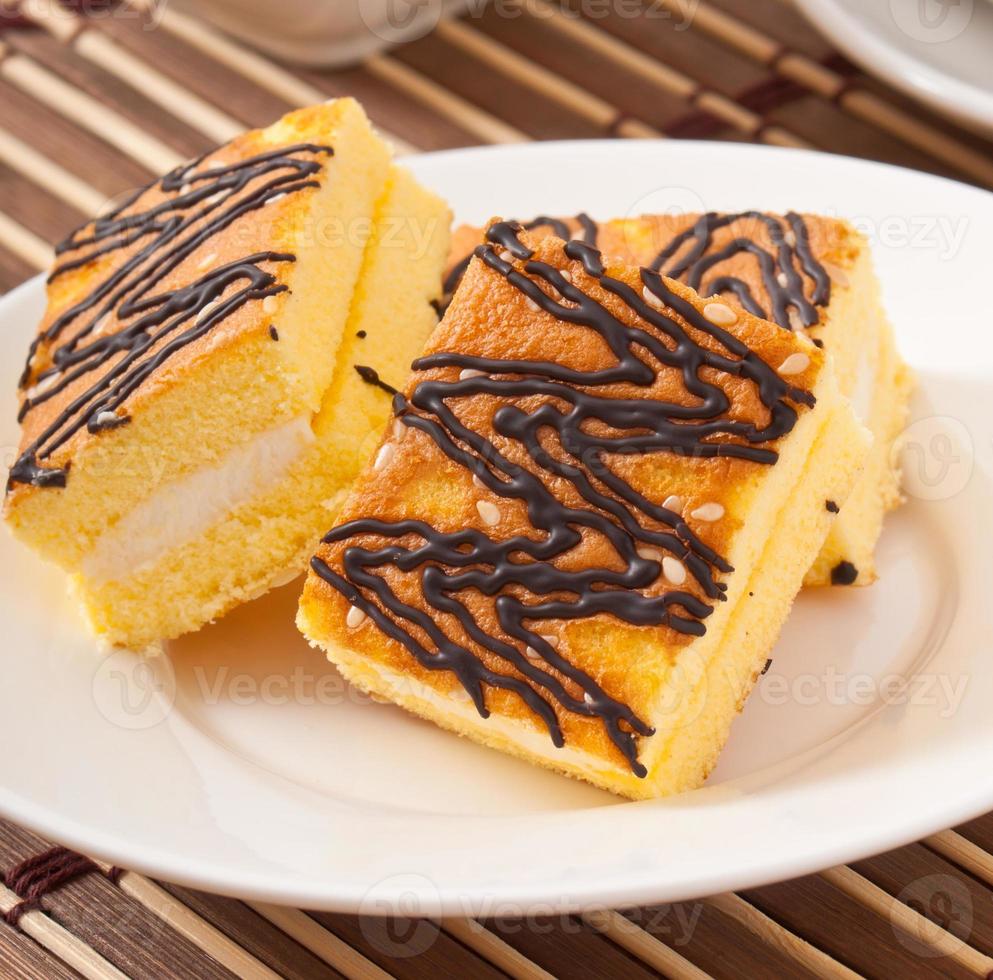 Stück Biskuitkuchen mit Tee und Zucker foto