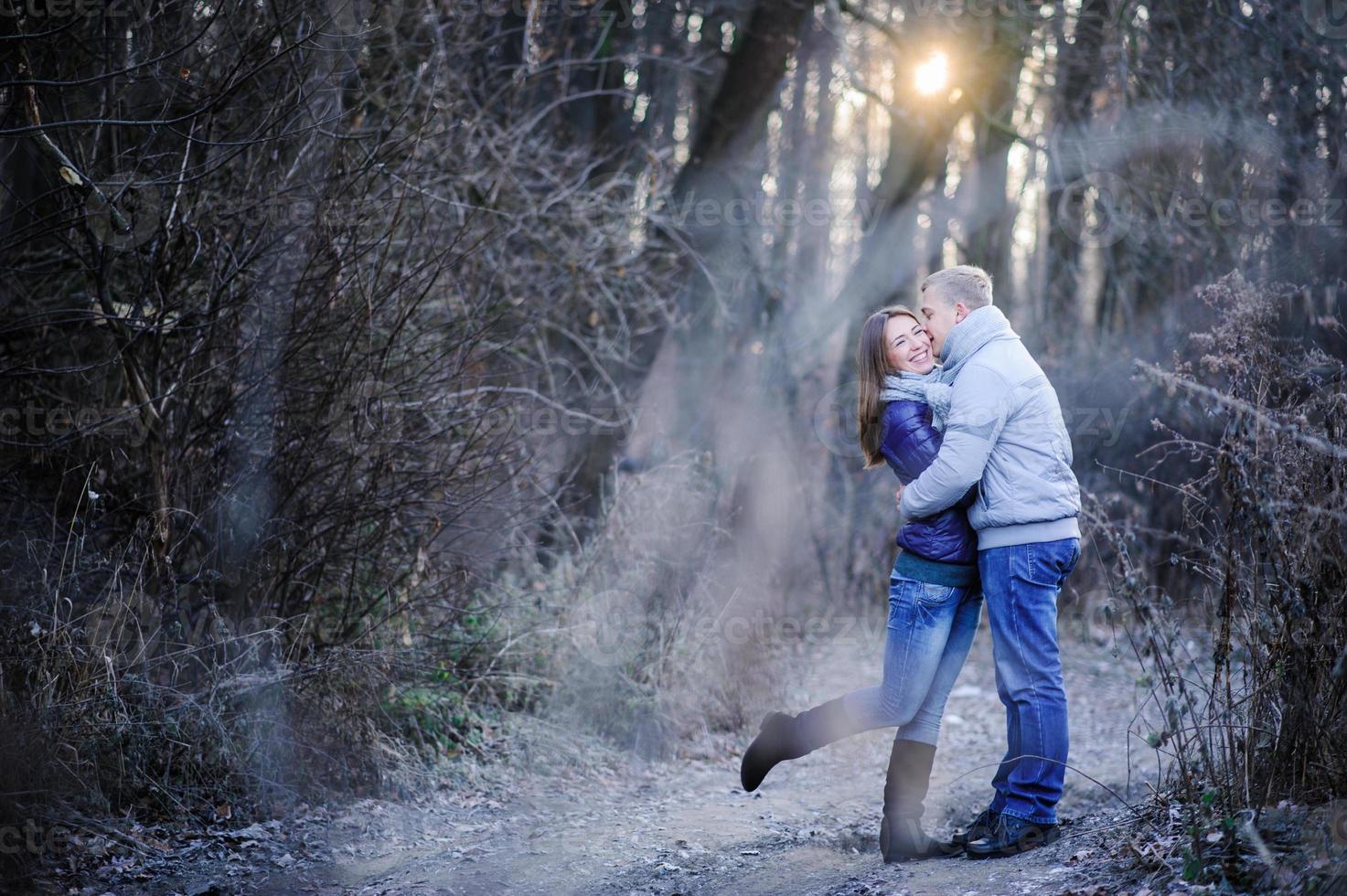 Porträt eines jungen verliebten Paares, das Lutscher hält foto