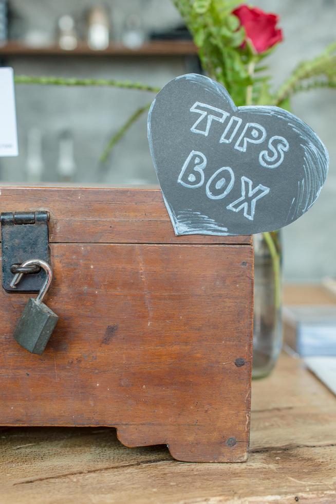 die Trinkgeldbox für guten Service im Restaurant. Trinkgeld ist ein Geldbetrag, der üblicherweise von einem Klienten oder Kunden an einen Servicemitarbeiter zusätzlich zum Grundpreis gegeben wird. foto