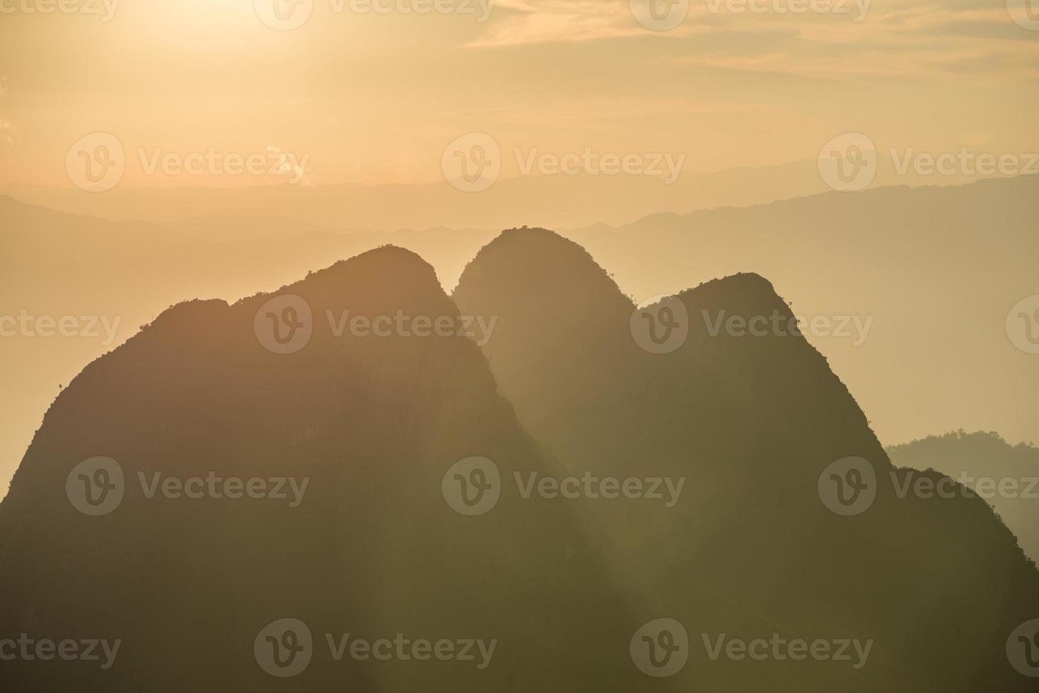 Sonnenuntergang über dem Gipfel des Nationalparks Chiang Dao in der Provinz Chiang Mai in Thailand. Chiang Dao Mountain ist das höchste Kalksteingebirge in Thailand. foto