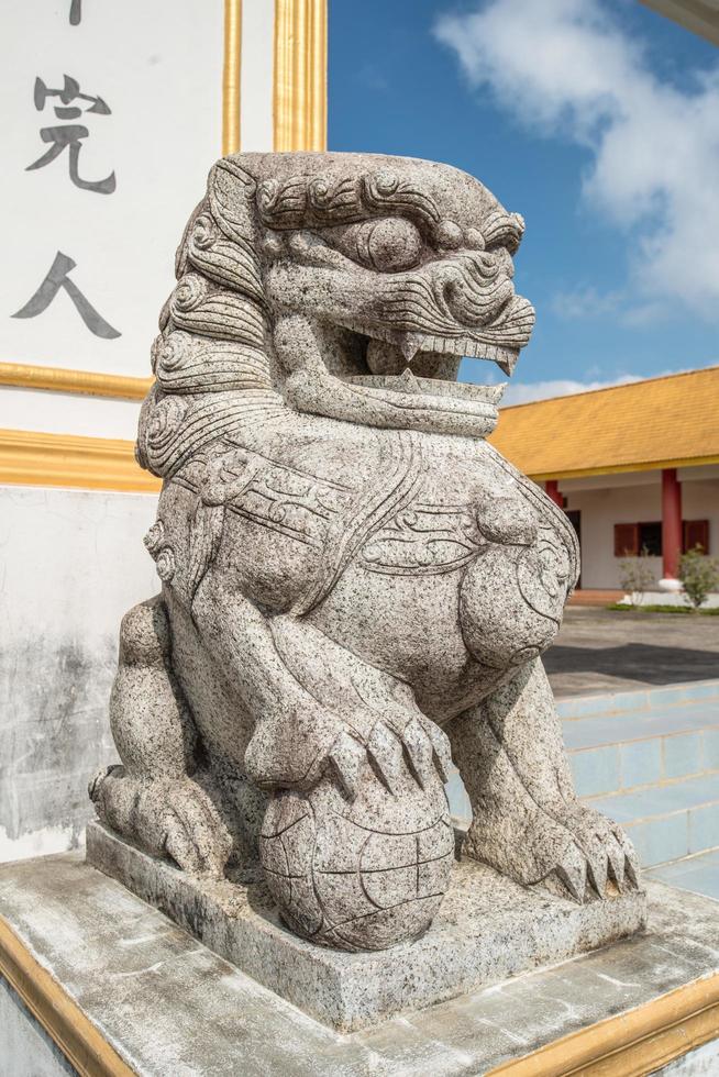 Löwendekoration aus chinesischem Marmor vor dem chinesischen Märtyrer-Gedenkmuseum auf Doi Mae Salong in der Provinz Chiang Rai in Thailand. foto