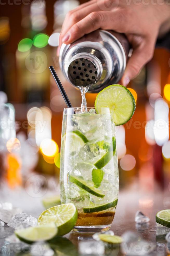 Mojito Cocktail Drink auf der Theke foto