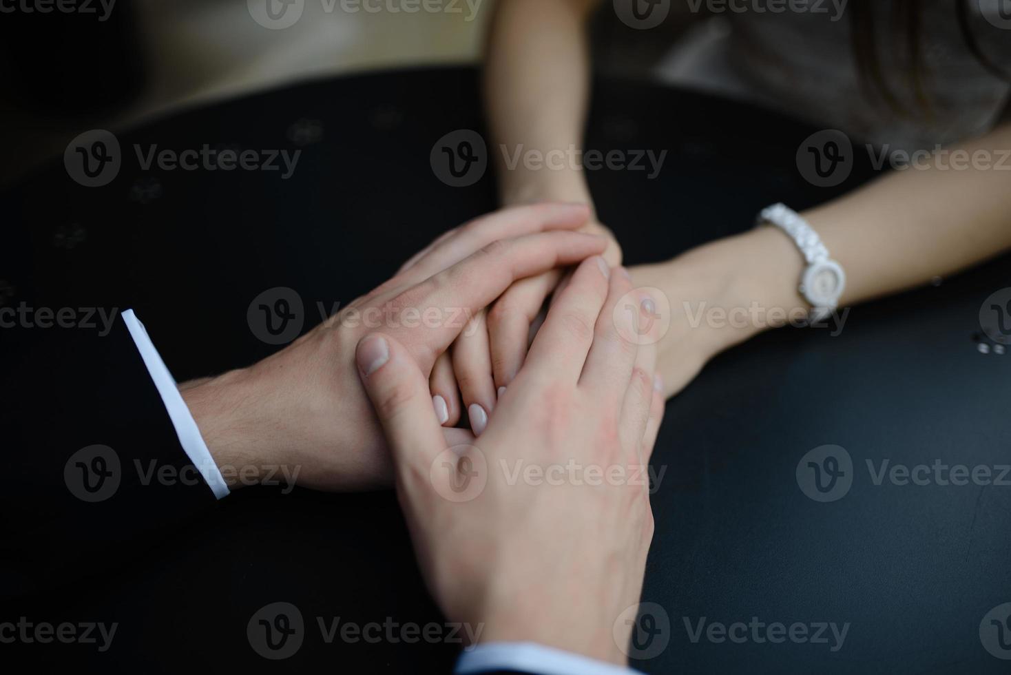 Senioren halten Händchen am Strand foto