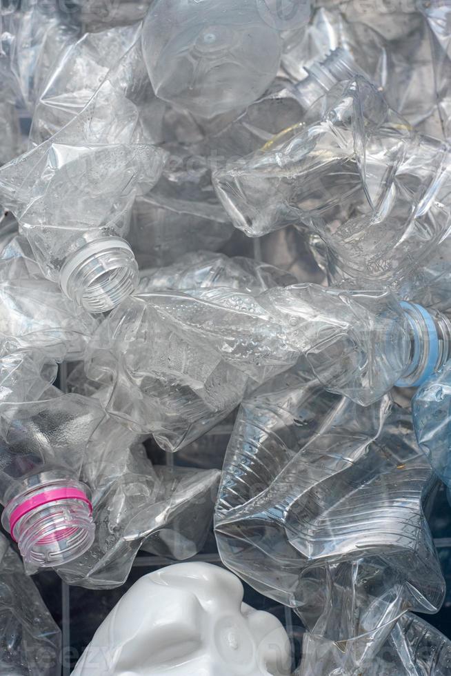 gerollte Plastikflaschen für das Recycling. foto