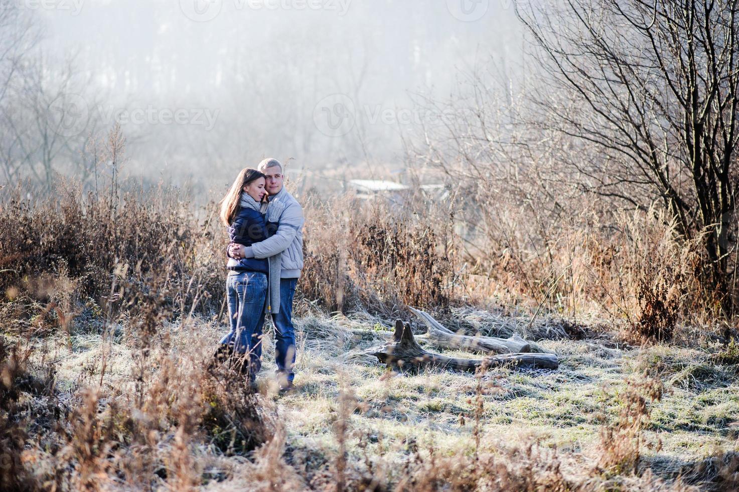 Modeporträt im Freien von jungen sinnlichen Paaren im kalten Winterwetter. Liebe und Kuss foto