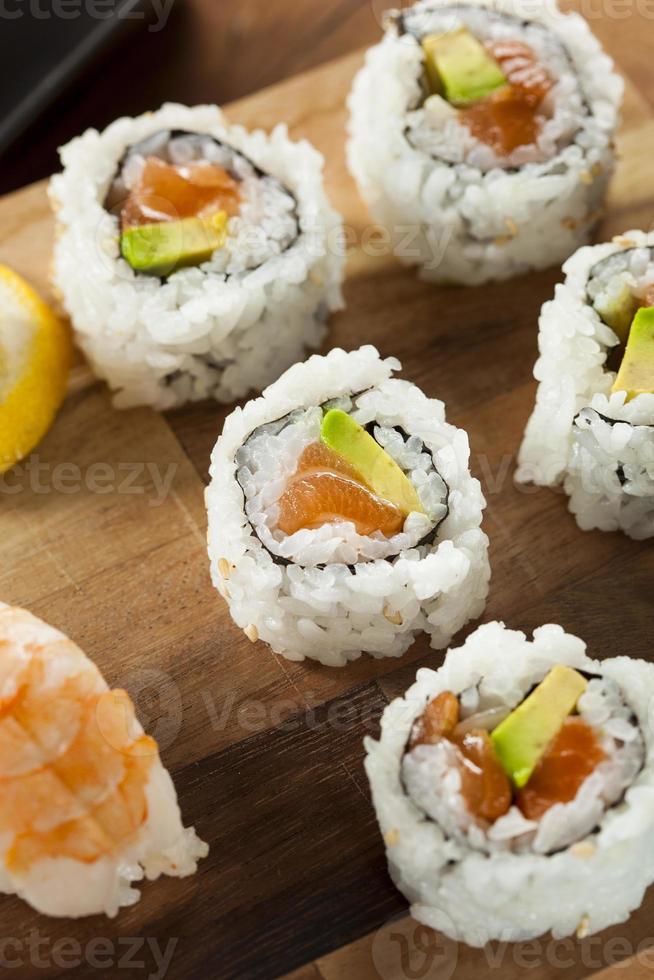 gesundes japanisches Lachs-Maki-Sushi foto