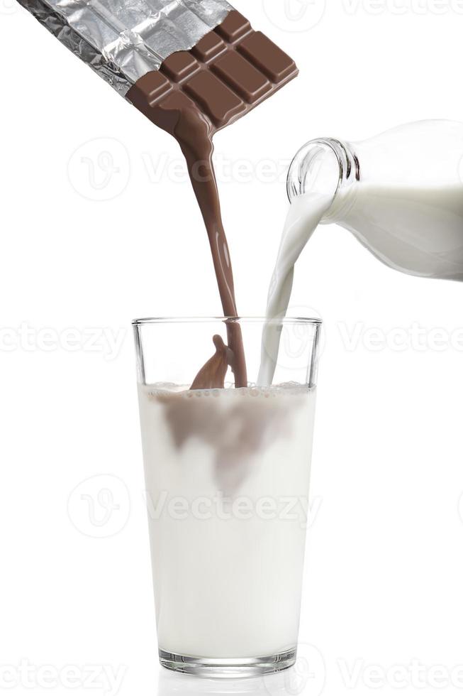 Schokolade wird mit Milch in Glas gegossen foto