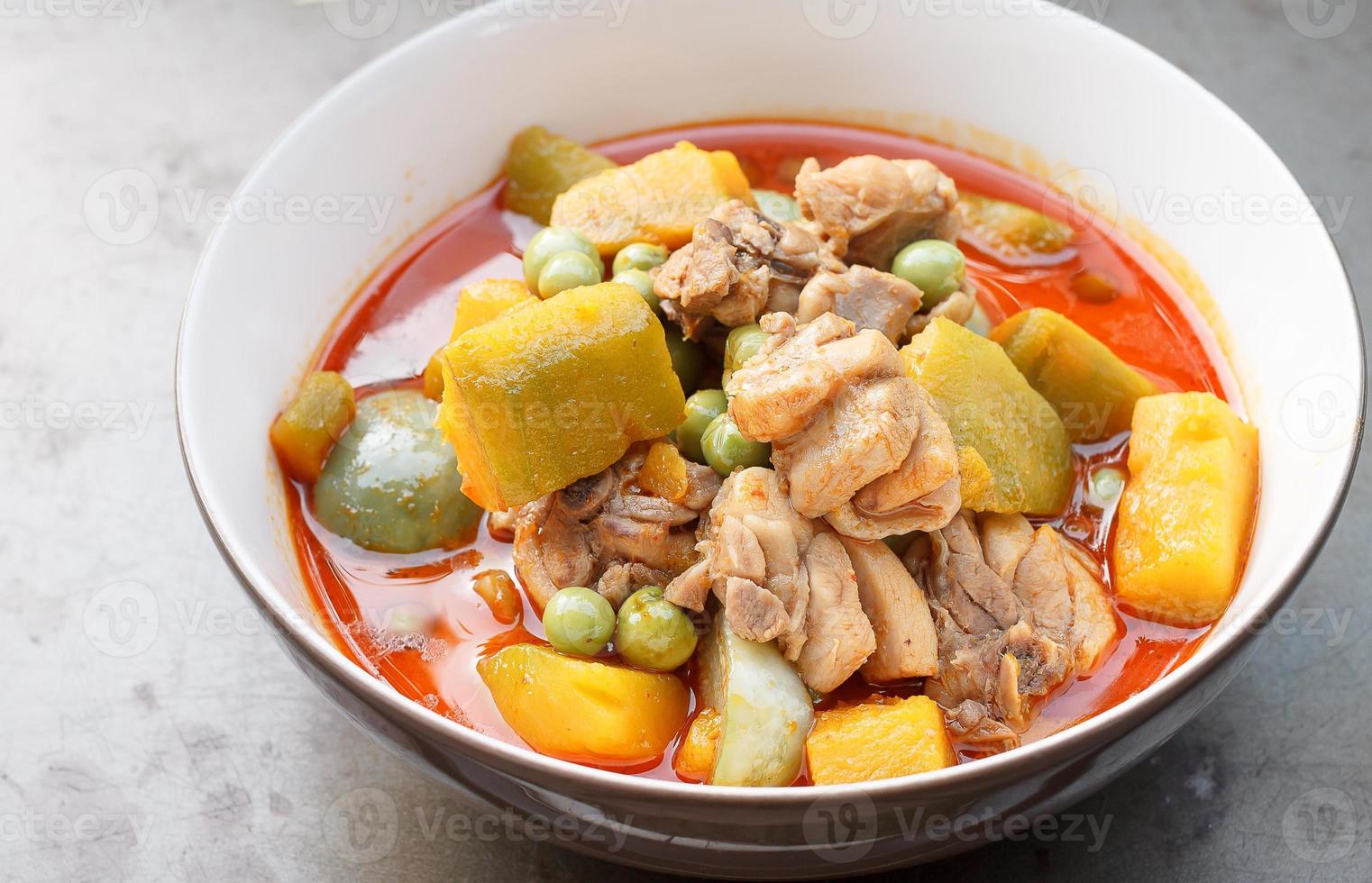 thailändisches Essen - heißes Curry-Huhn mit Kürbis foto