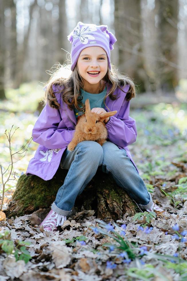 kleines Mädchen mit einem Kaninchen foto