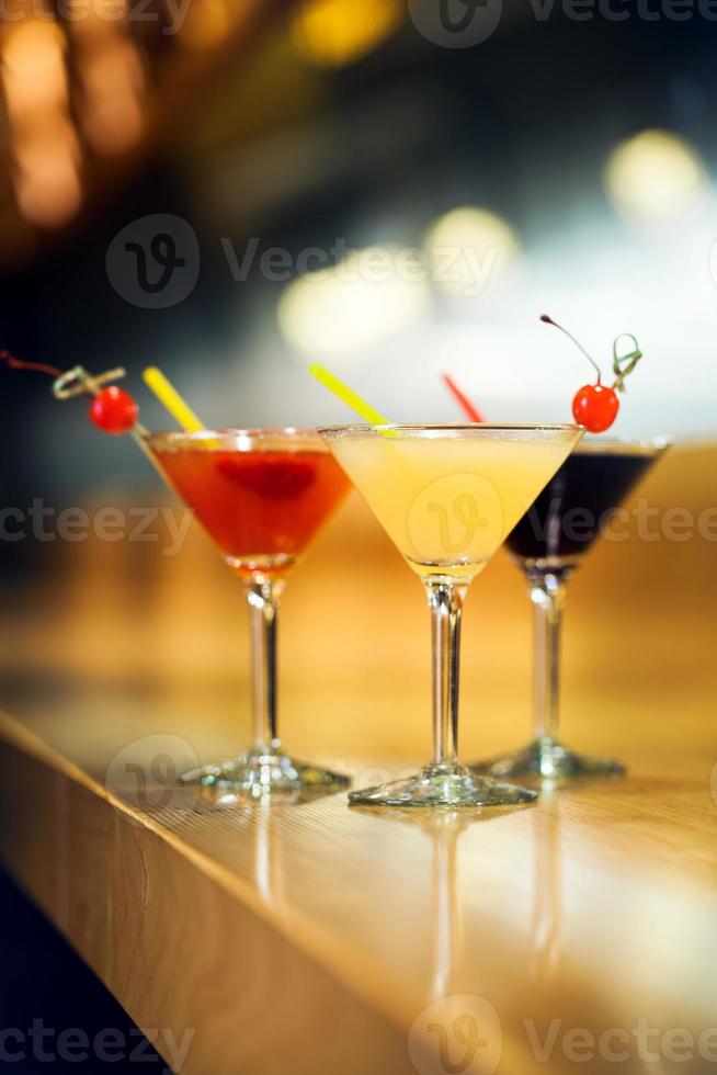 Cocktails an einer Bar foto