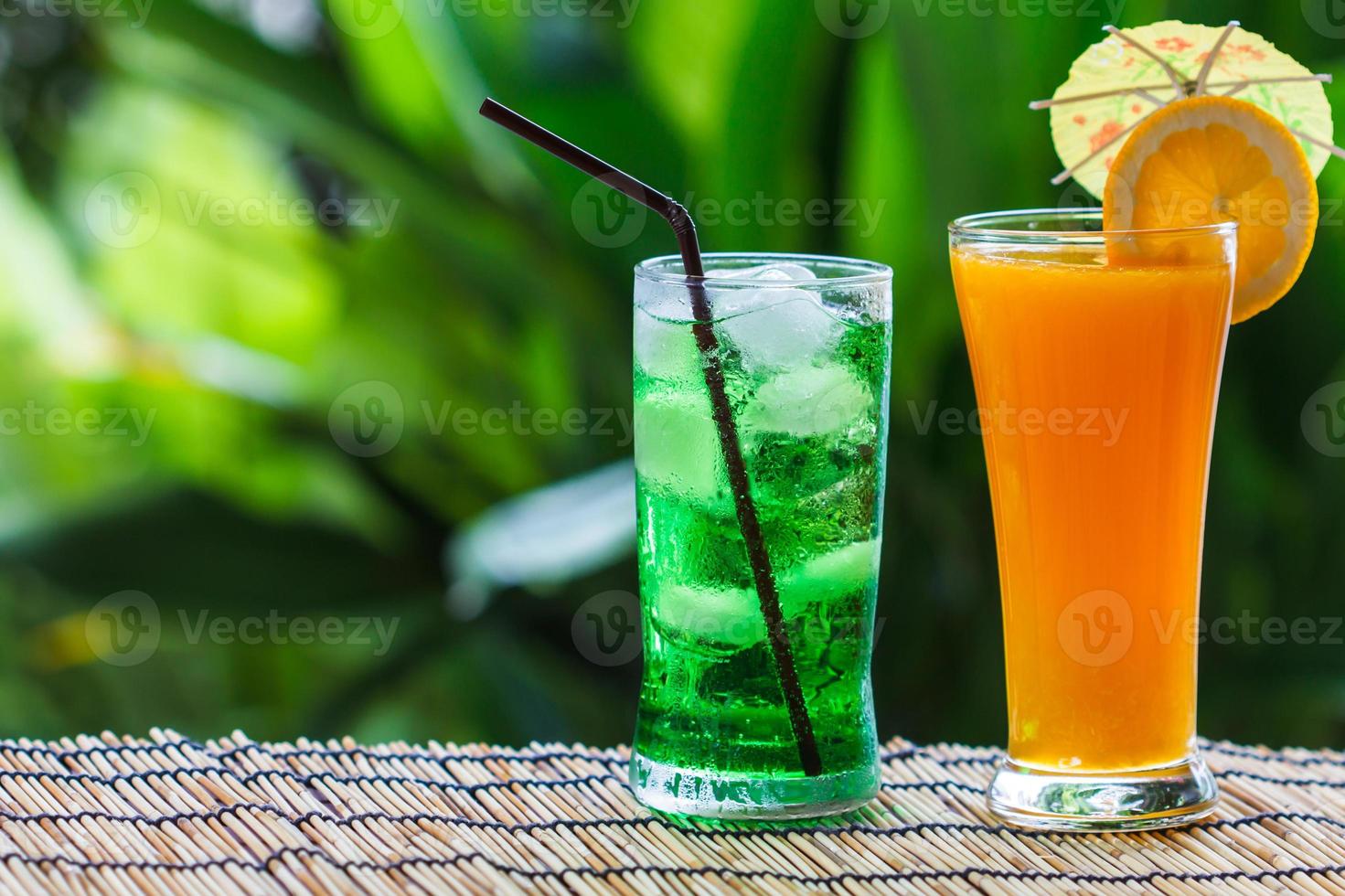 grünes Fruchtsoda und Orangensaft foto