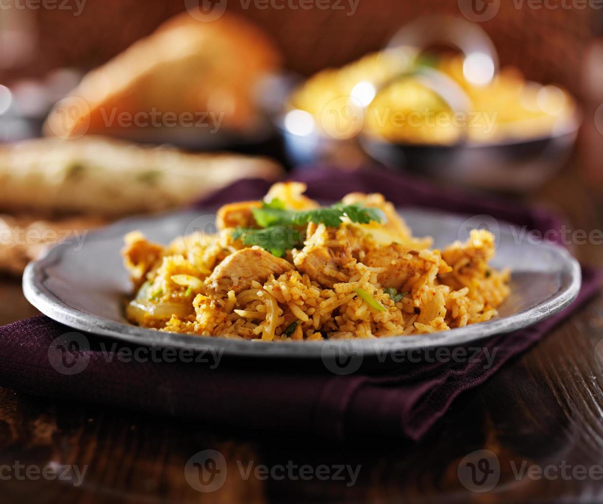 indisches Essen - Huhn Biryana auf Metallplatte foto