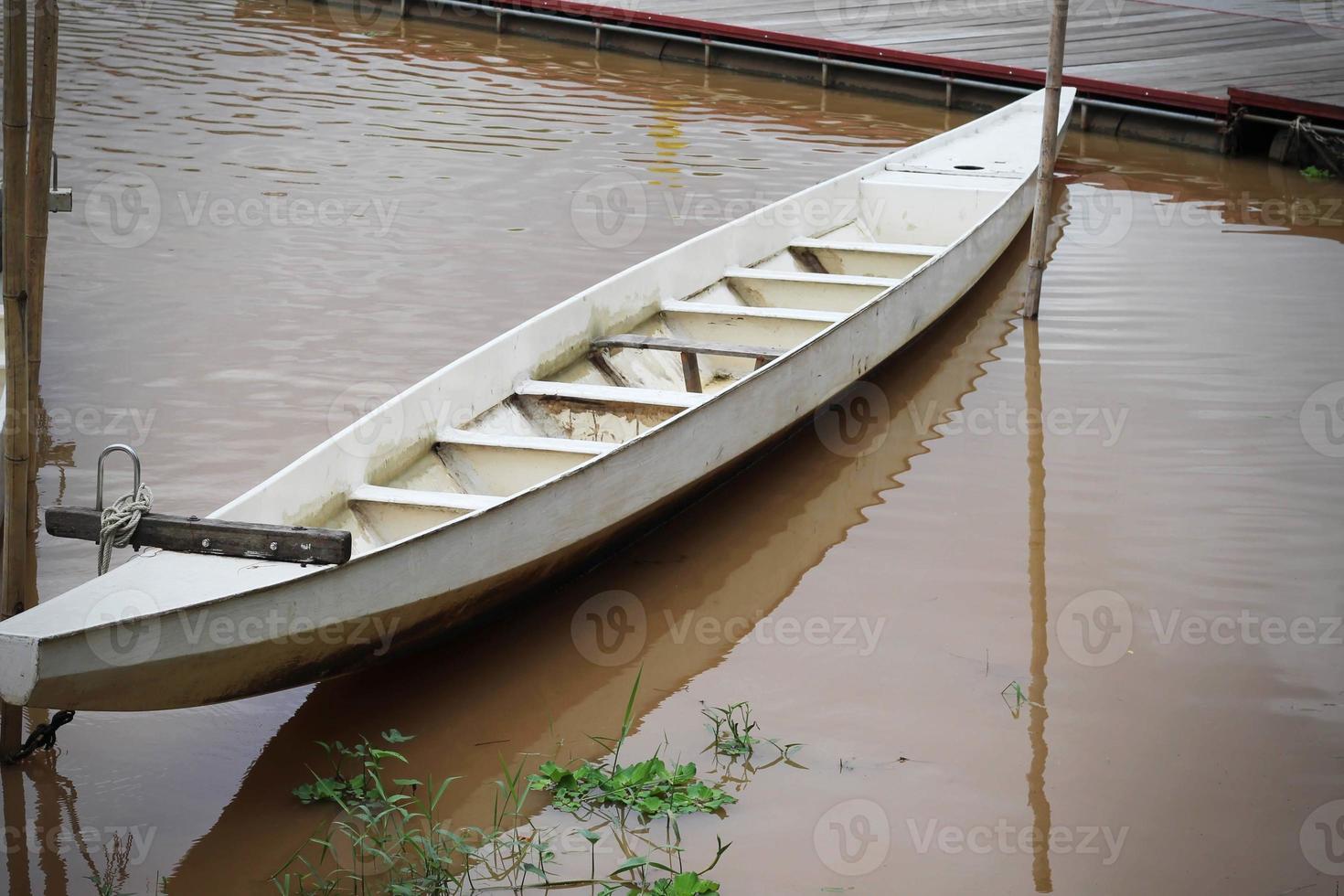 Holzboot am Ufer foto