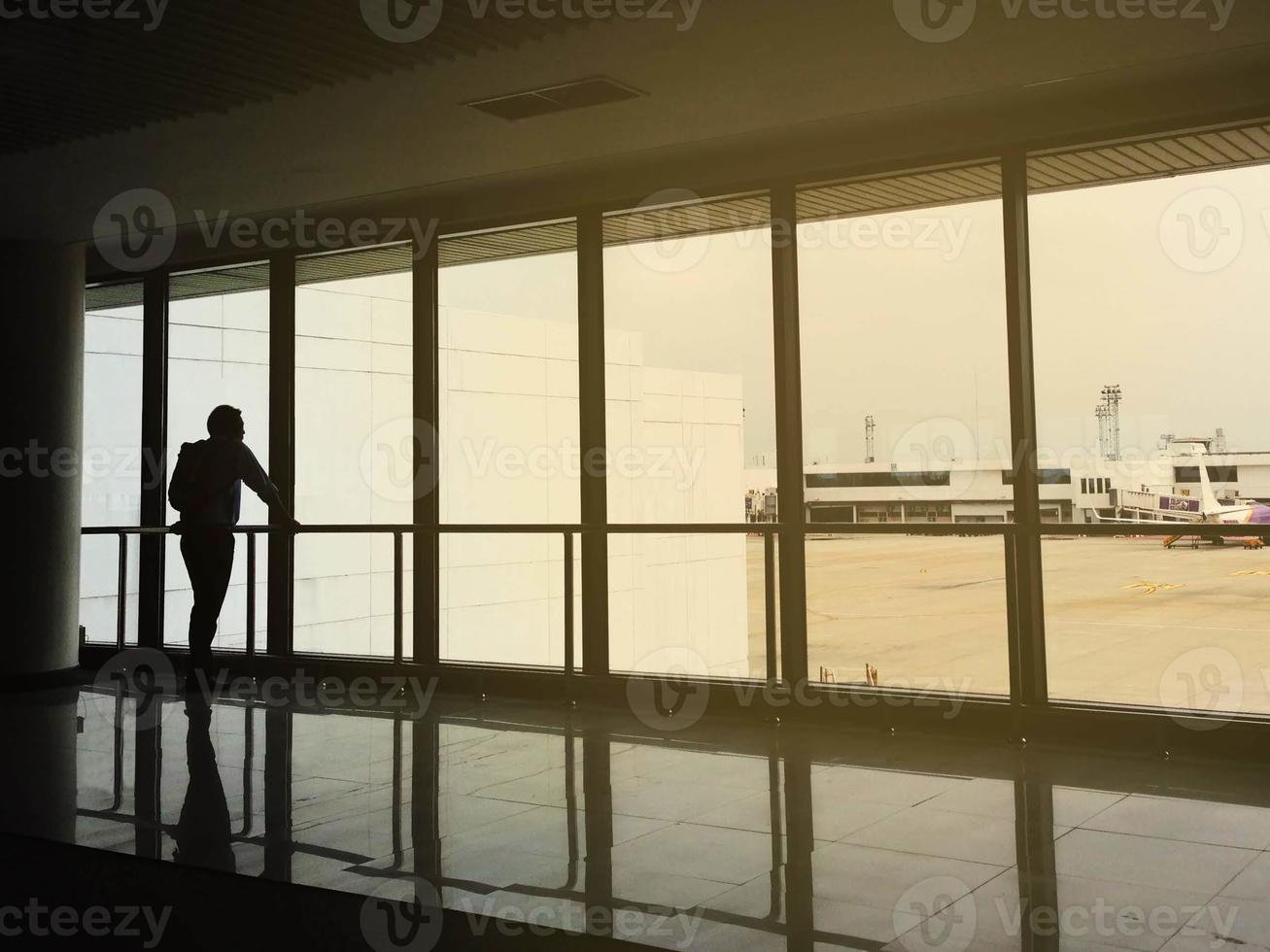 Mann wartet auf Flugzeug im Terminal, Silhouette foto