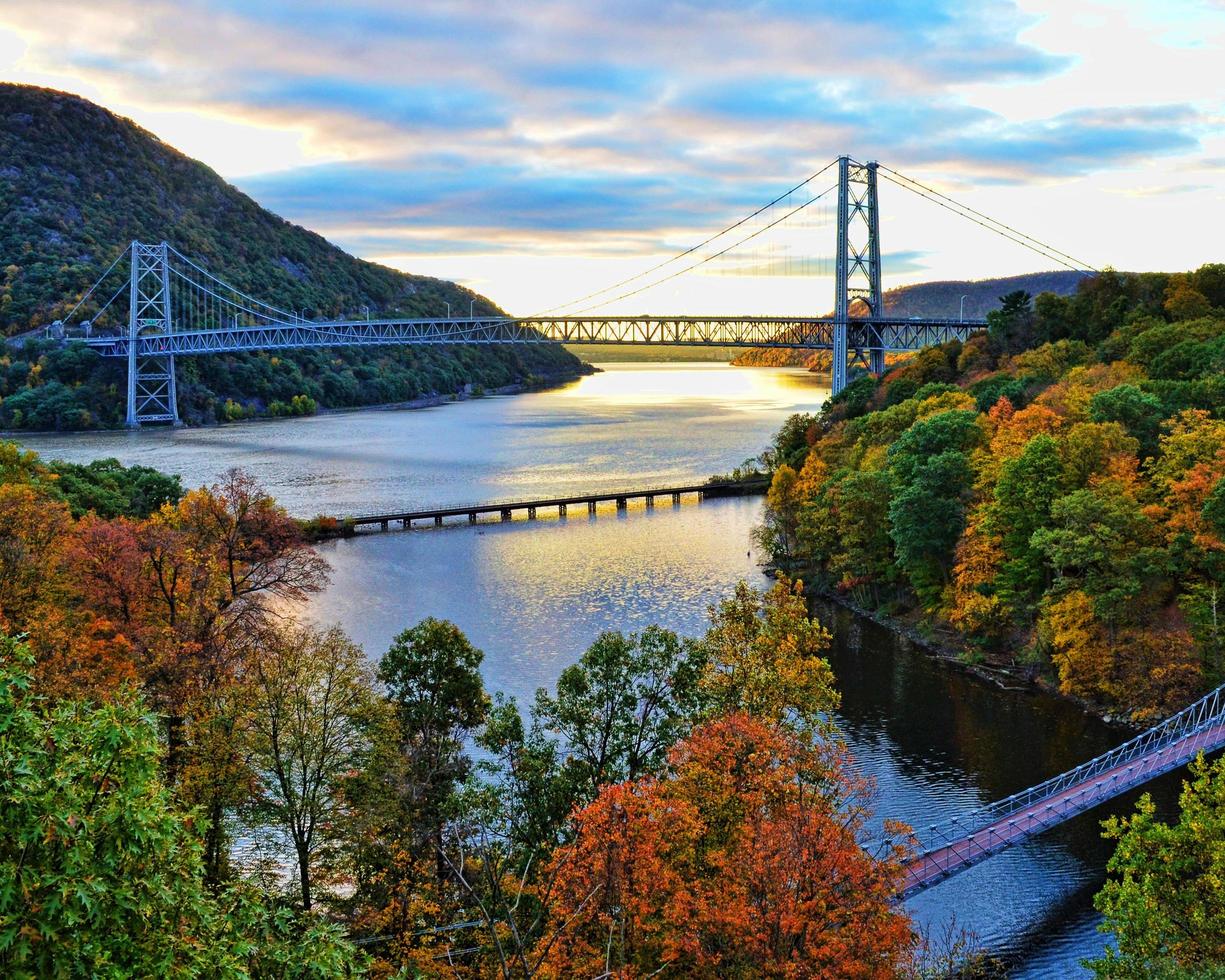 Bärengebirgsbrücke bei Sonnenaufgang foto