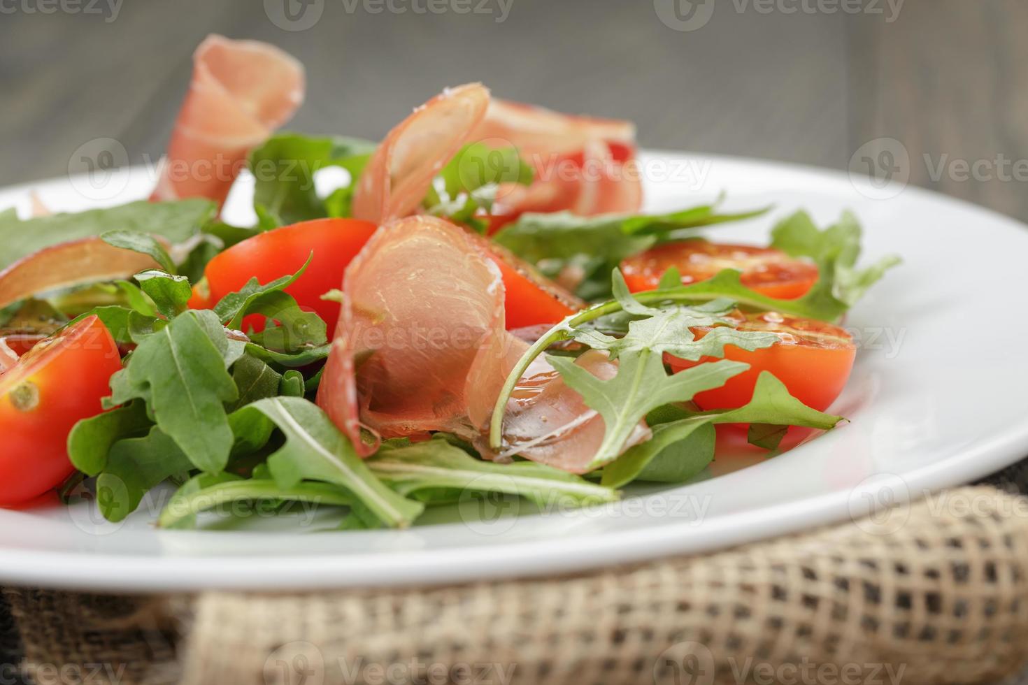 Salat mit Rucola-Schinken und Tomaten foto
