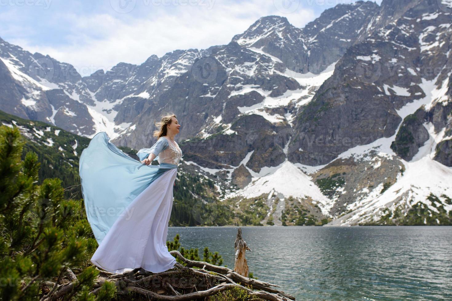 porträt einer jungen frau auf dem hintergrund des polnischen seeseeauges in der hohen tatra. Porträtfotografie im Hintergrund eines ruhigen Ortes ohne Menschen. foto