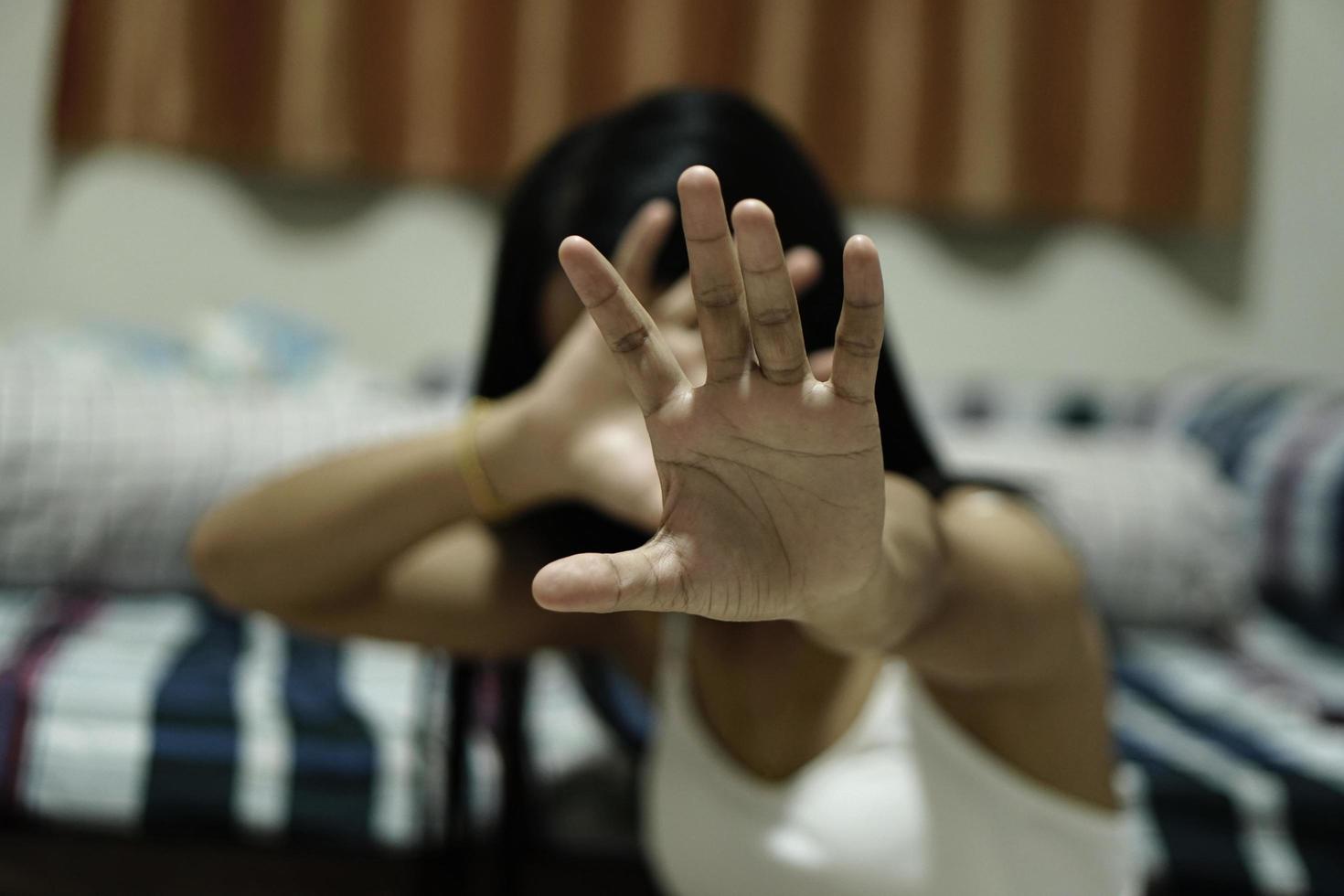 Frau hob ihre Hand, um davon abzubringen, Kampagne stoppt Gewalt gegen Frauen, Handfokus, Vintage-Ton foto