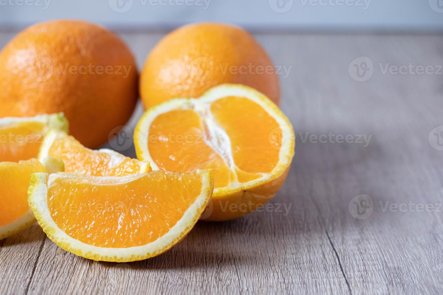 halbe frische orange auf hölzernem hintergrund foto