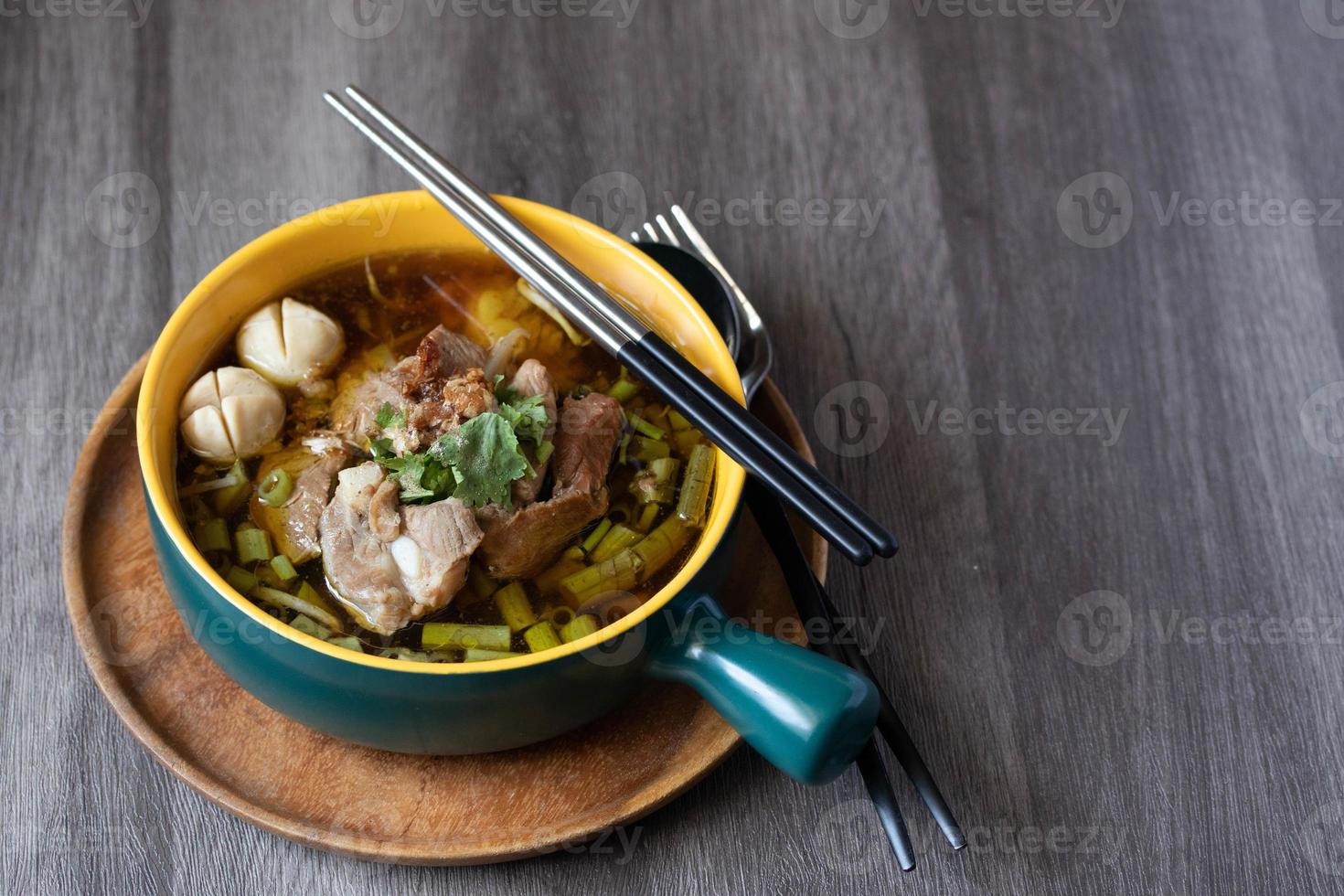 geschmortes Schweinefleisch Kaolao mit Prunkwinde und Sprossen, lokale thailändische Küche foto