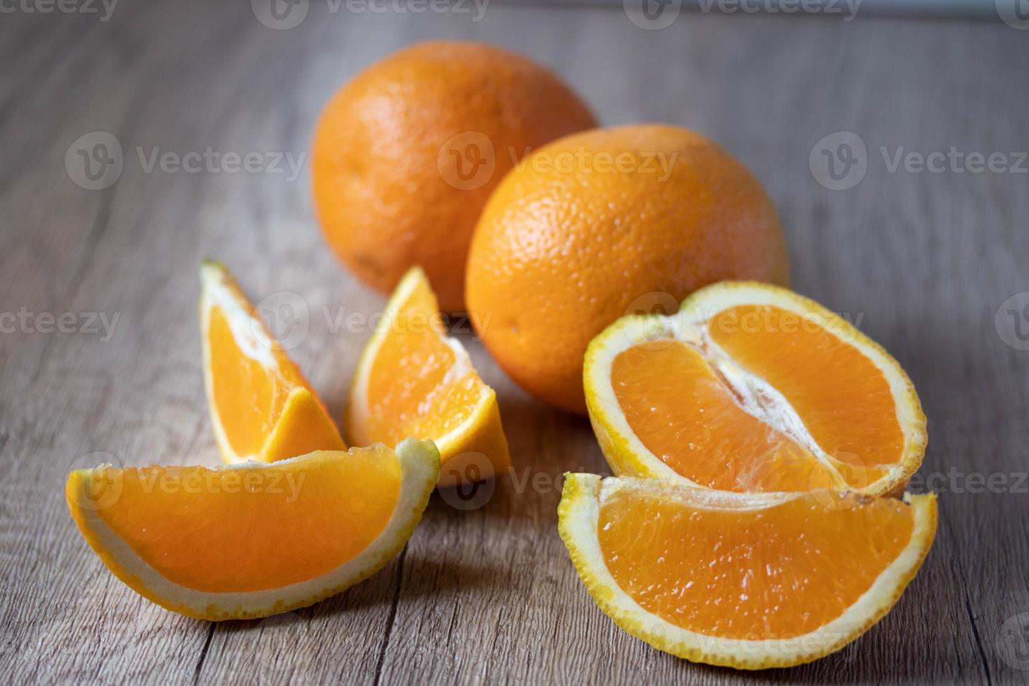 halbe frische orange auf hölzernem hintergrund foto