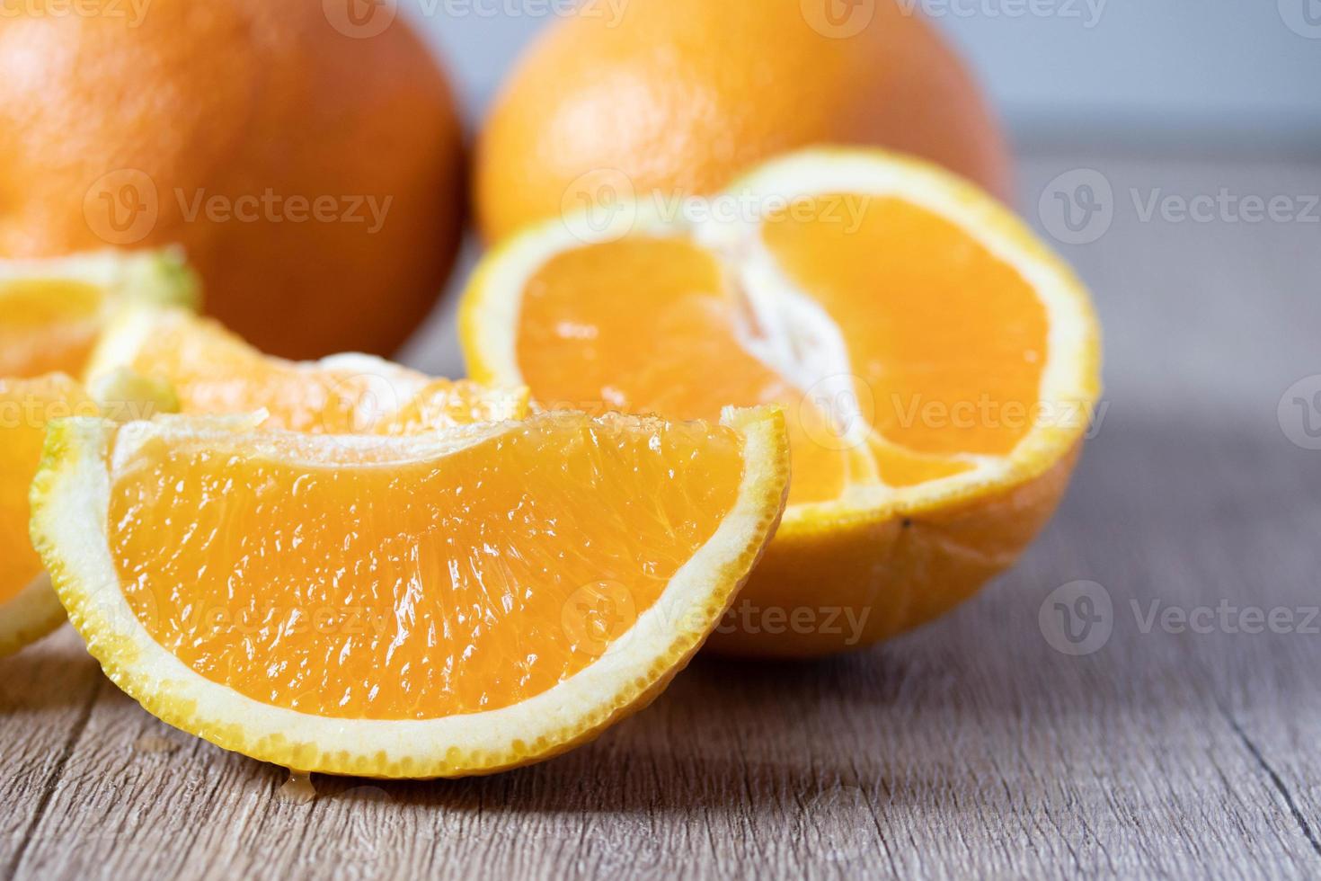 halbe frische orange auf hölzernem hintergrund foto