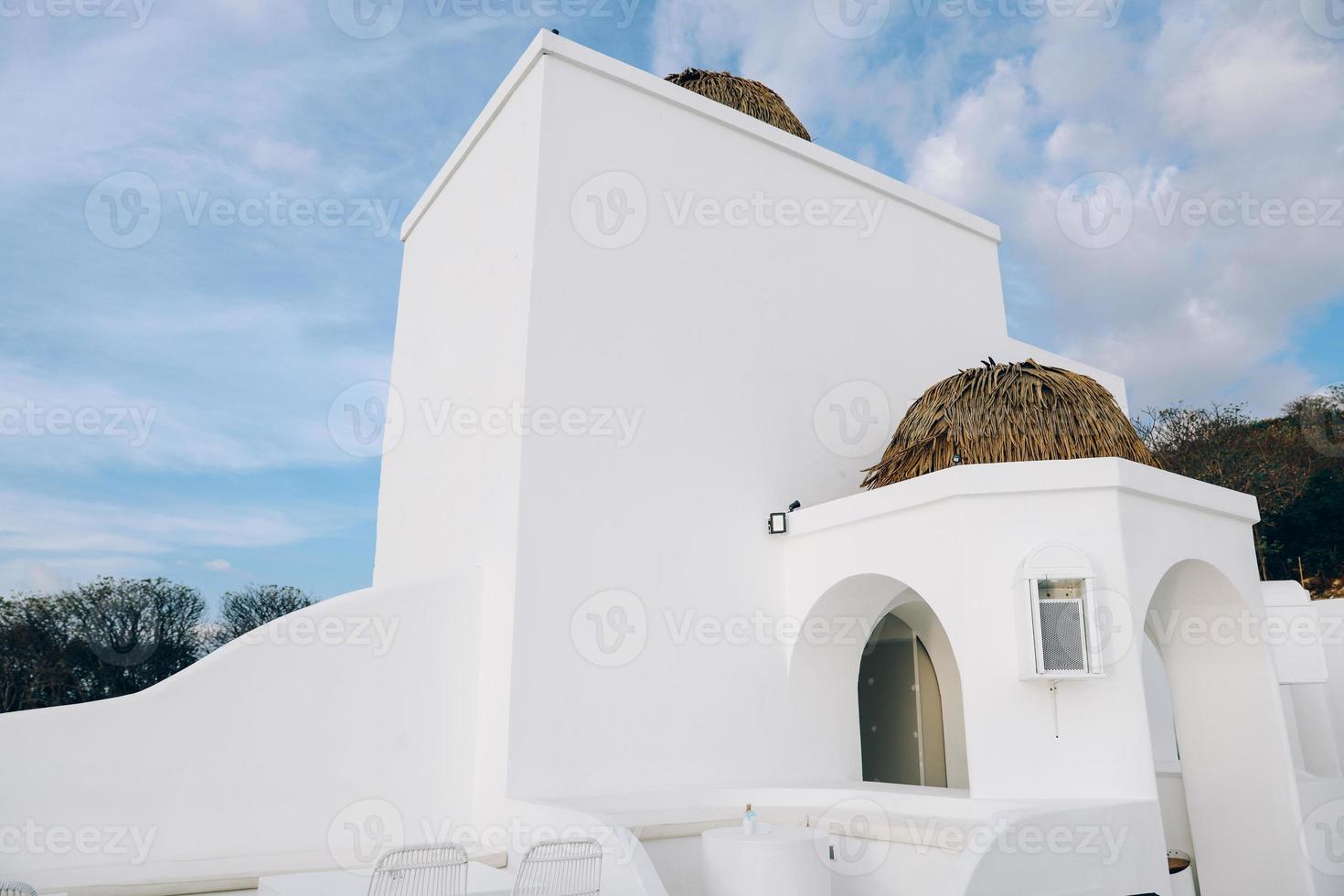 weißes strohgedecktes Kuppelgebäude mit Blick in den Himmel foto