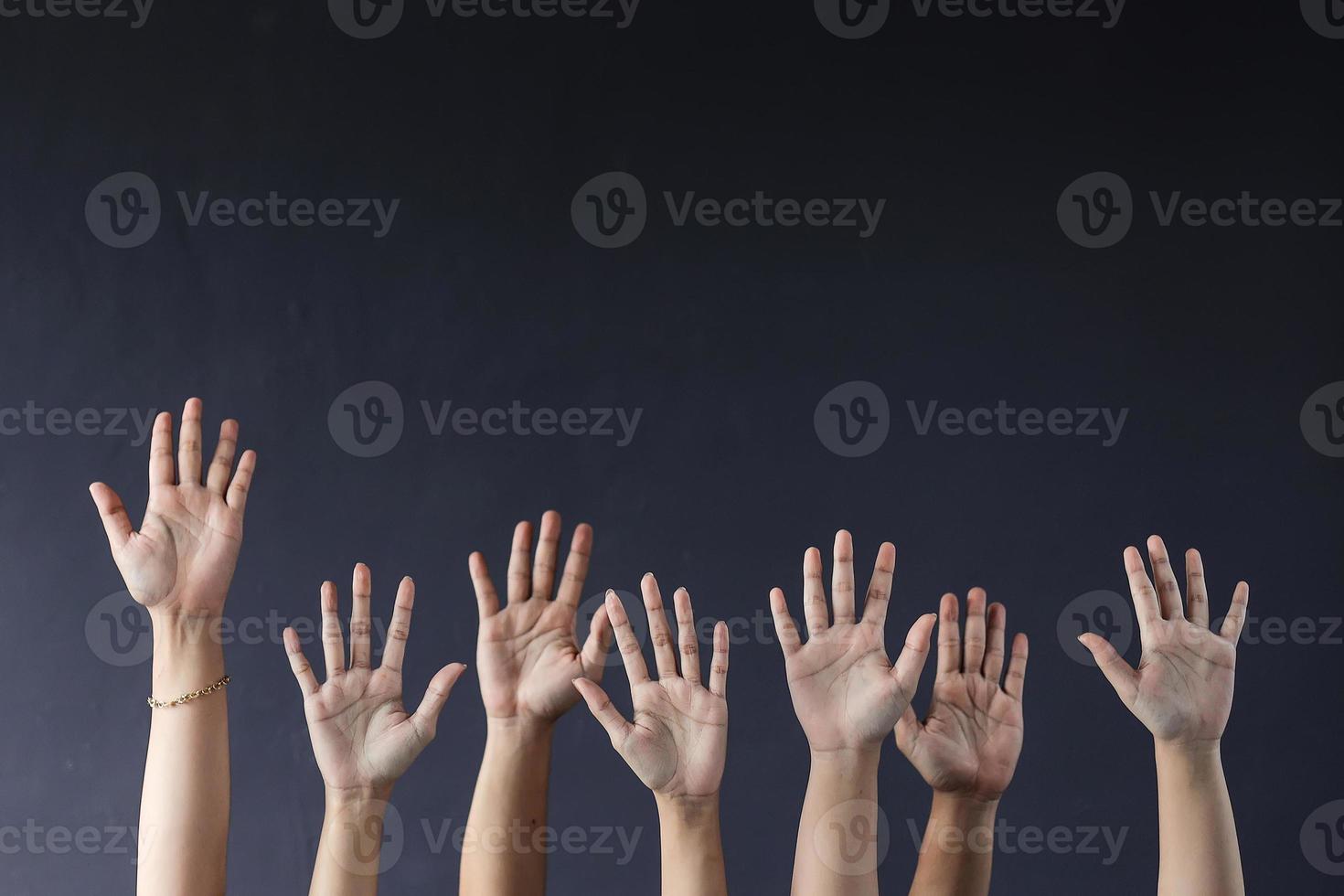 hände heben auf grauem hintergrund foto