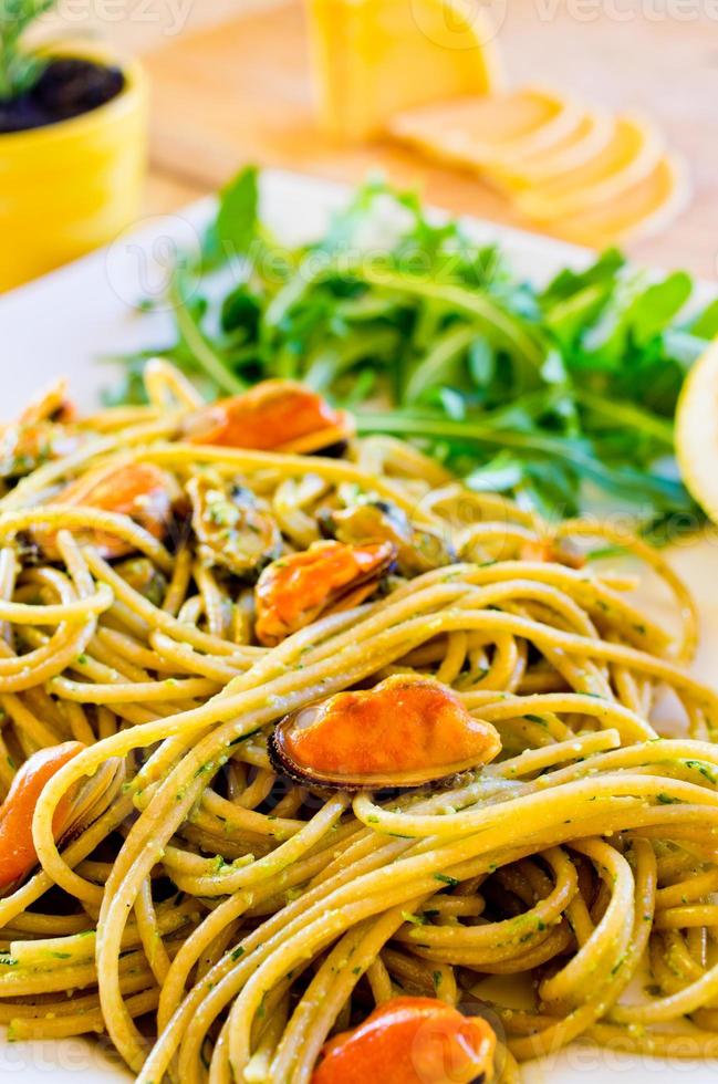 Spaghetti mit Muschelfleisch und Pesto foto