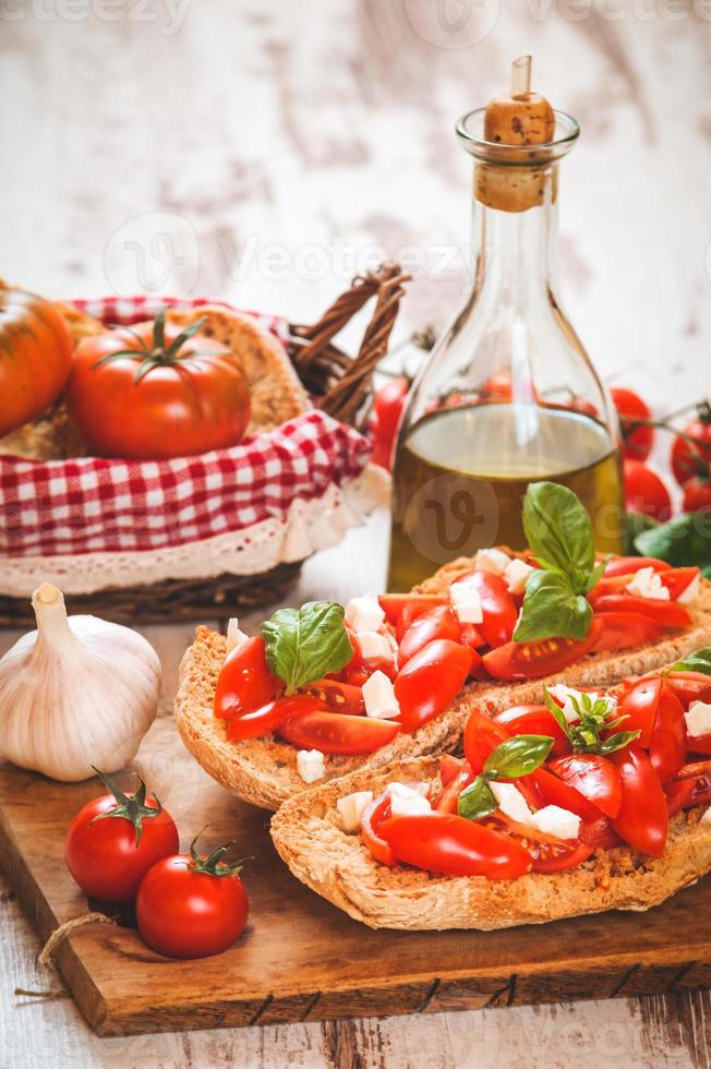 italienische Vorspeise, Bruschetta mit sizilianischer roter frischer Tomate und m foto