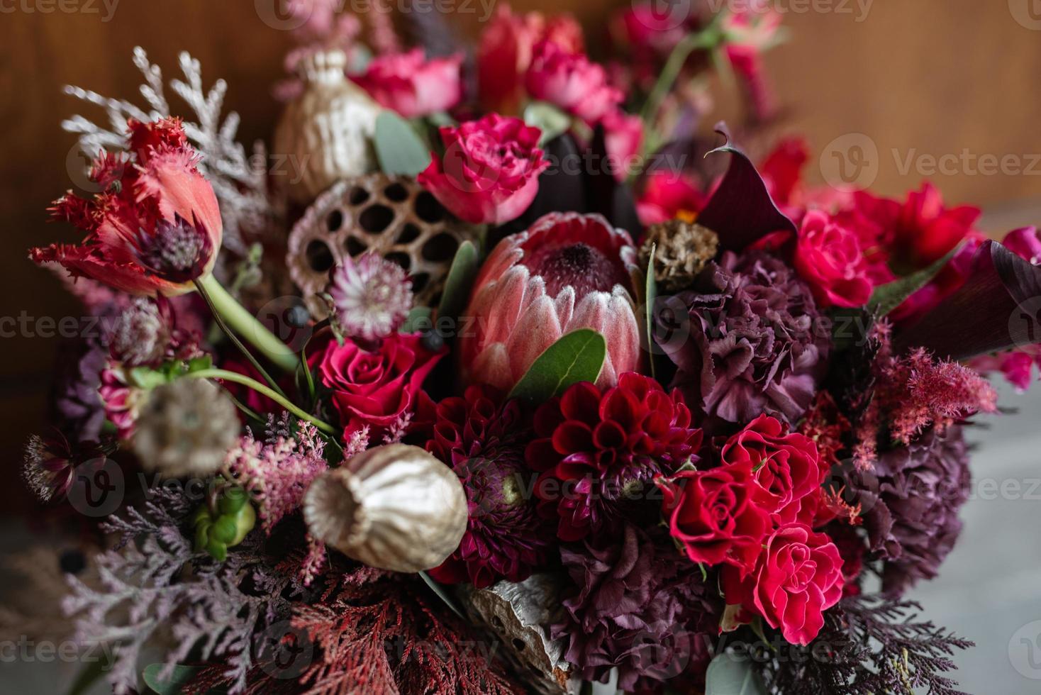 eleganter Hochzeitsstrauß aus frischen Naturblumen foto