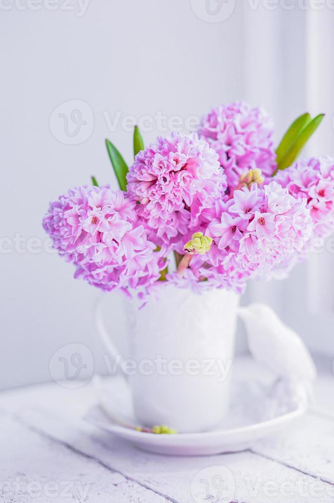 rosa Hyazinthen in der weißen Vase auf weißem Hintergrund foto