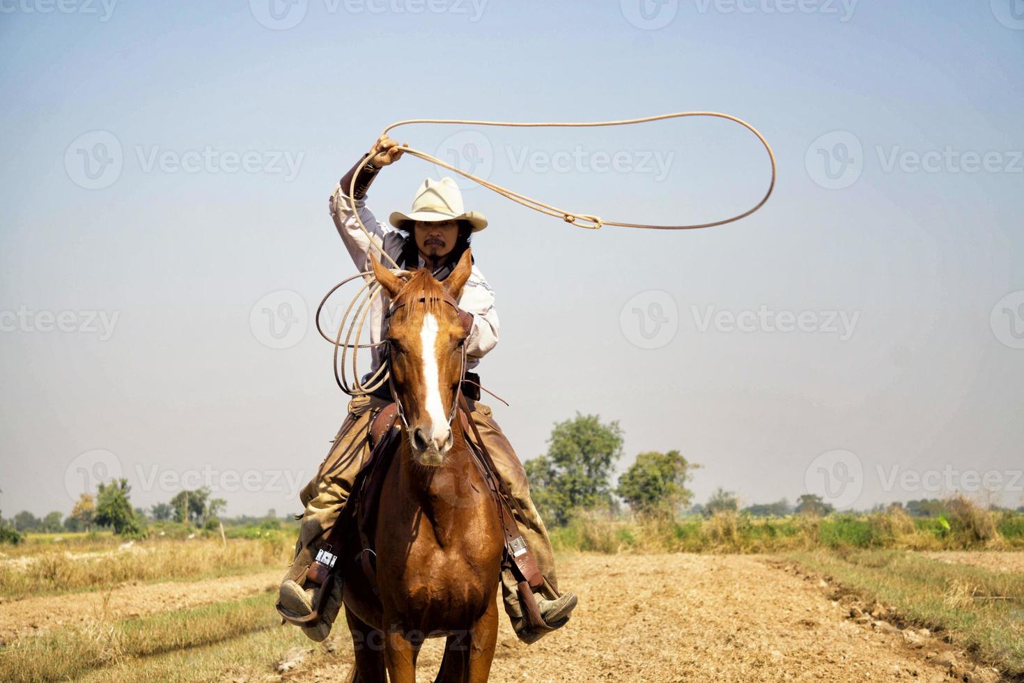 Silhouette Cowboy zu Pferd vor einem wunderschönen Sonnenuntergang, Cowboy und Pferd im ersten Licht, Berg, Fluss und Lebensstil mit natürlichem Lichthintergrund foto