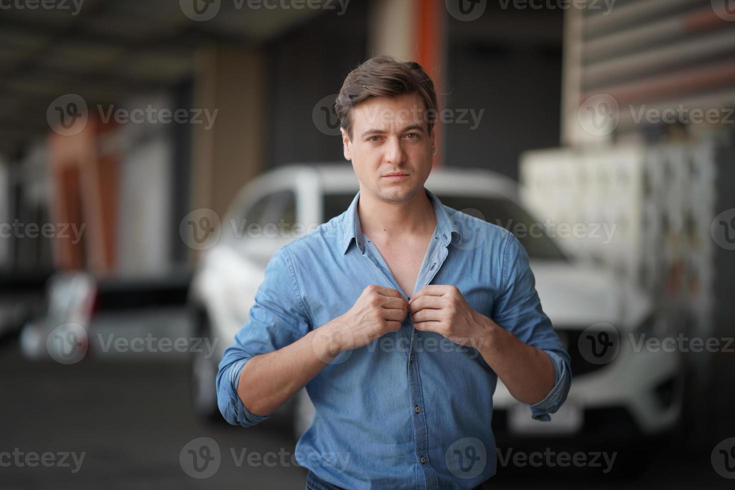 eleganter junger kaukasischer gutaussehender mann auf modeporträt. foto