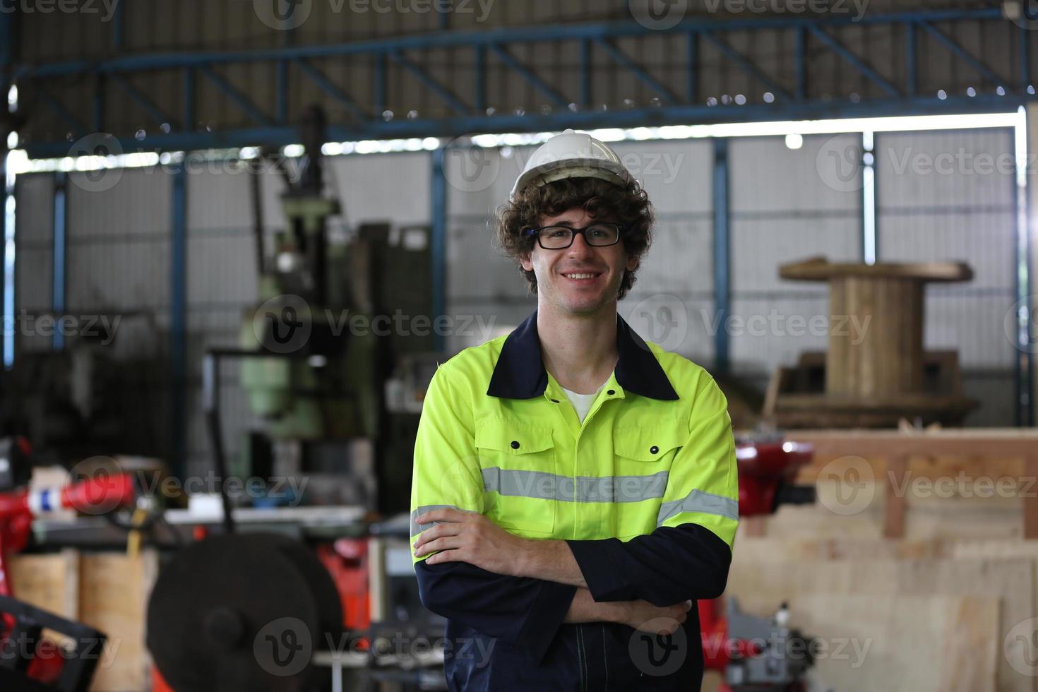 ingenieur, der das bedienfeld überprüft und einen neuen automatischen roboterarm und eine betriebssteuerungsmaschine in der fabrik einlernt. foto