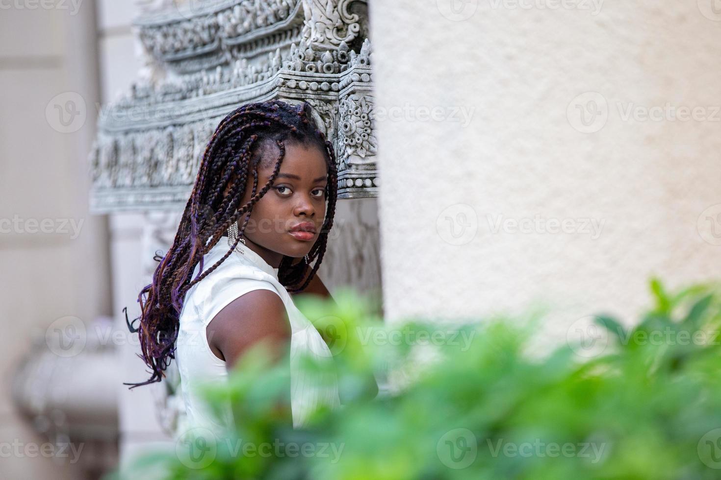 Mode- und Schönheitskonzept Attraktive afroamerikanische Frau, Nahaufnahmeporträt foto