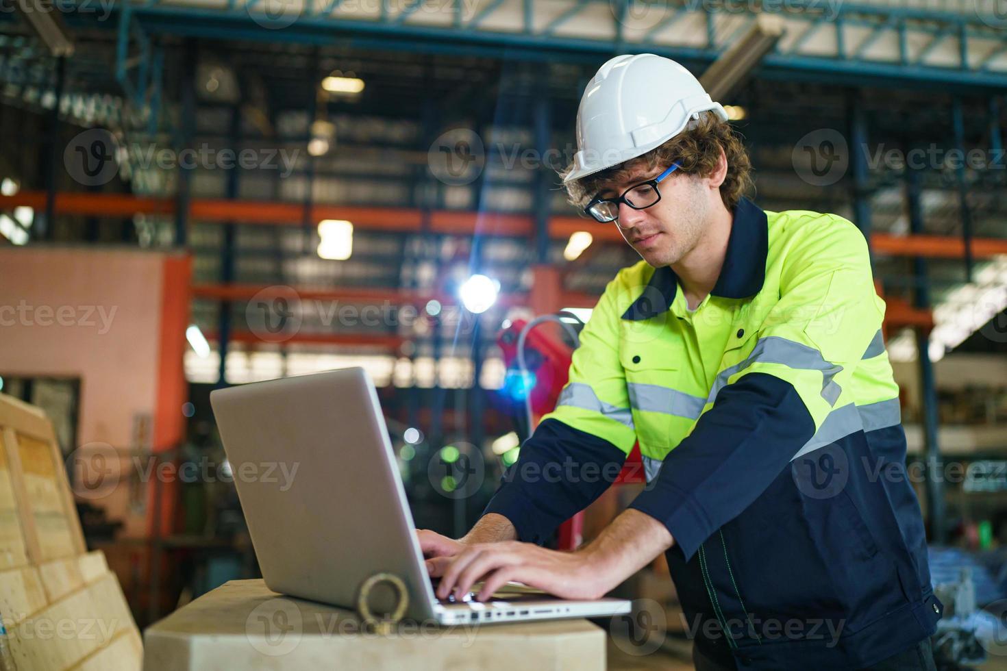 vorarbeiter oder arbeiter arbeiten am fabrikstandort und überprüfen maschine oder produkte vor ort. ingenieur oder techniker, der material oder maschine in der anlage überprüft. Industrie und Fabrik. foto