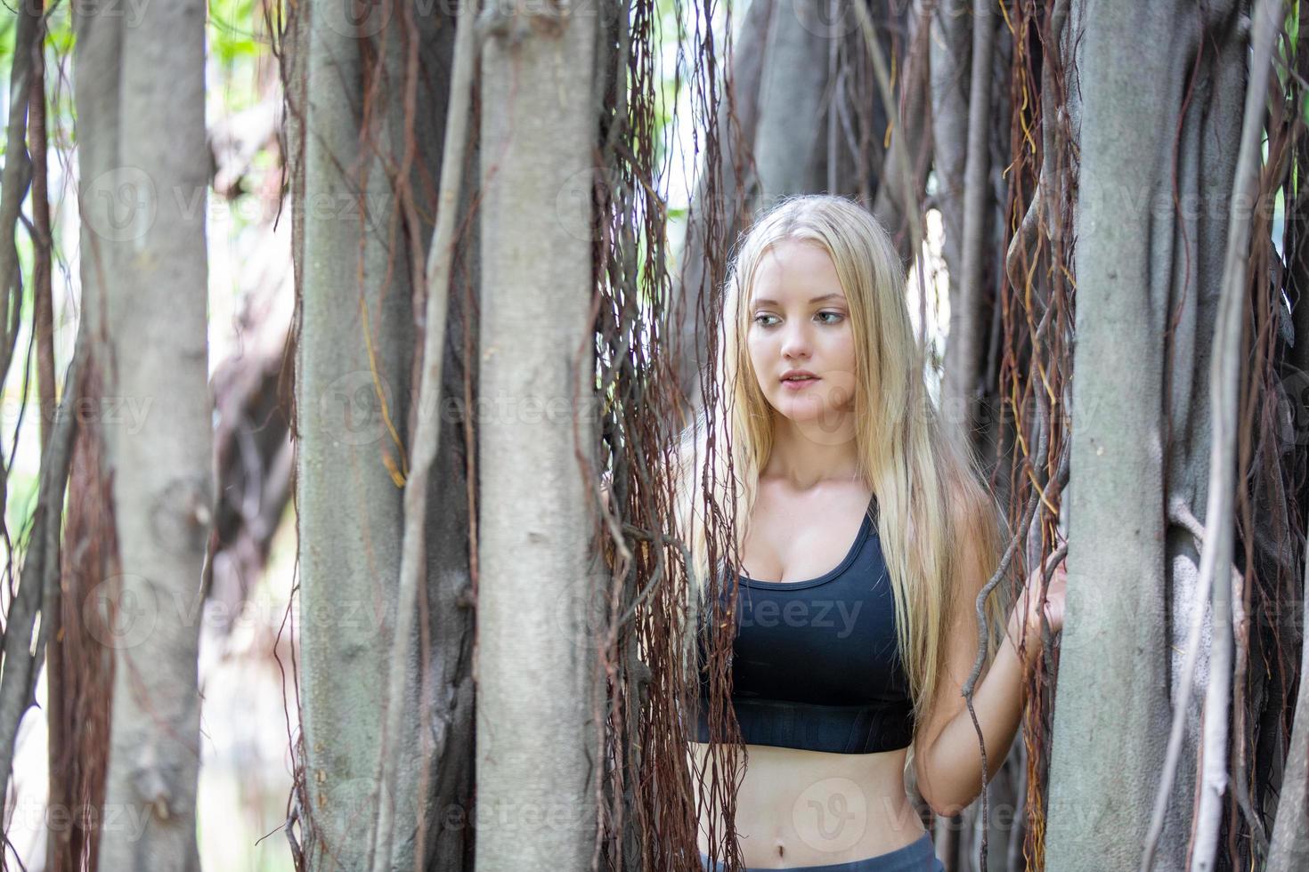 porträt einer schönen blonden frau in sportbekleidung genießen sie ihre sommerzeit im park. foto