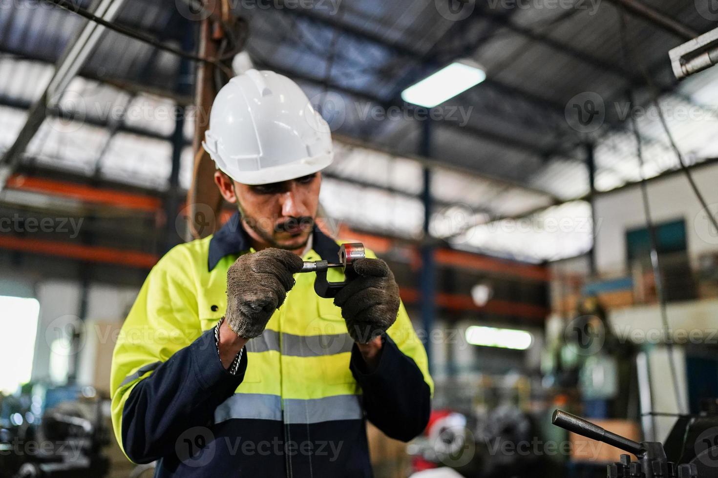 vorarbeiter oder arbeiter arbeiten am fabrikstandort und überprüfen maschine oder produkte vor ort. ingenieur oder techniker, der material oder maschine in der anlage überprüft. Industrie und Fabrik. foto