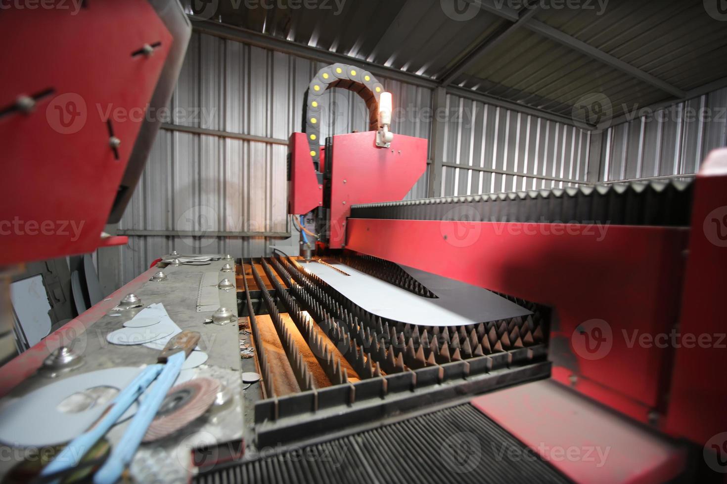 Automatische Plasma-Laser-Schneidemaschine, die in der Metallfabrik arbeitet. foto