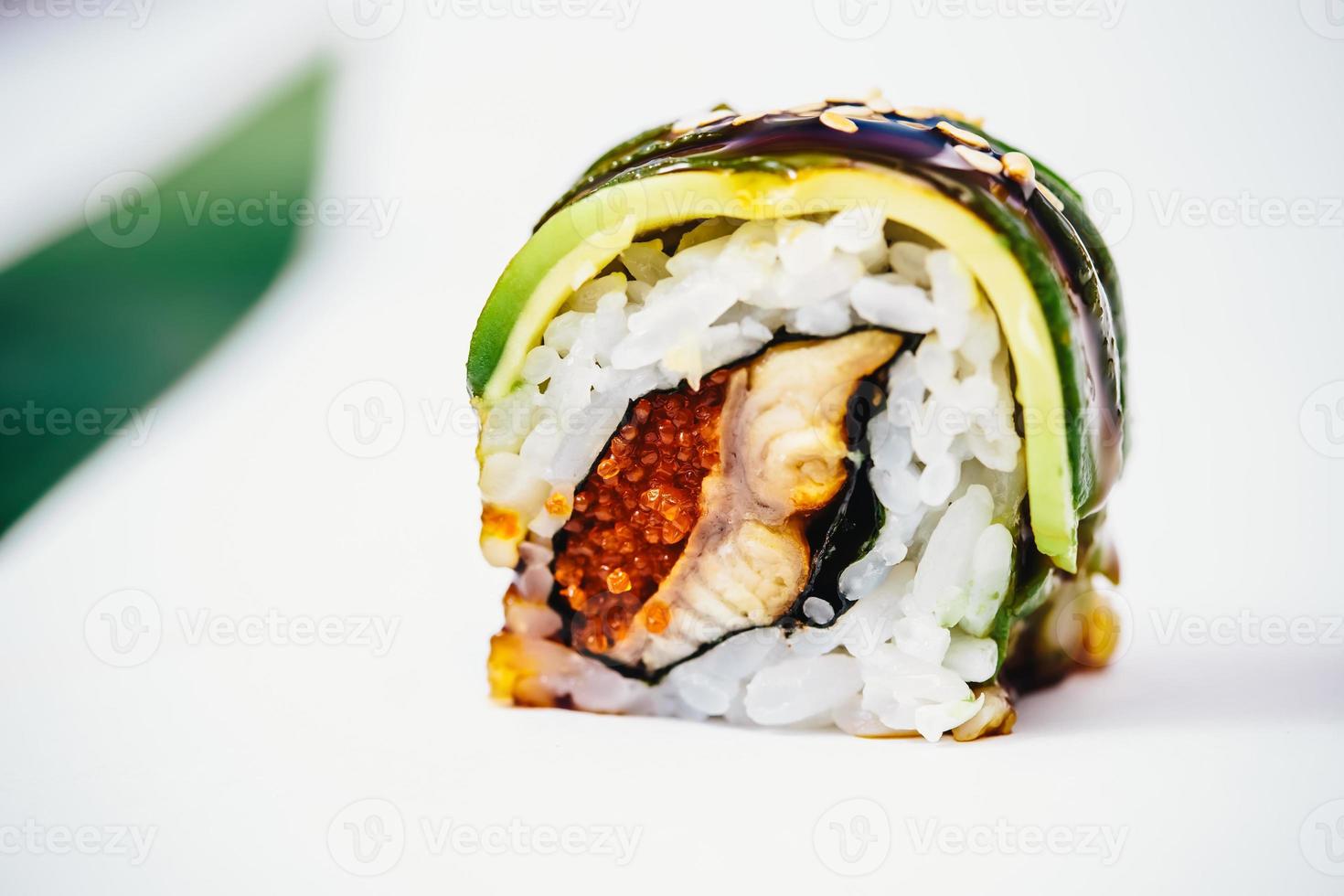 traditionelle frische japanische Sushi-Rollen foto