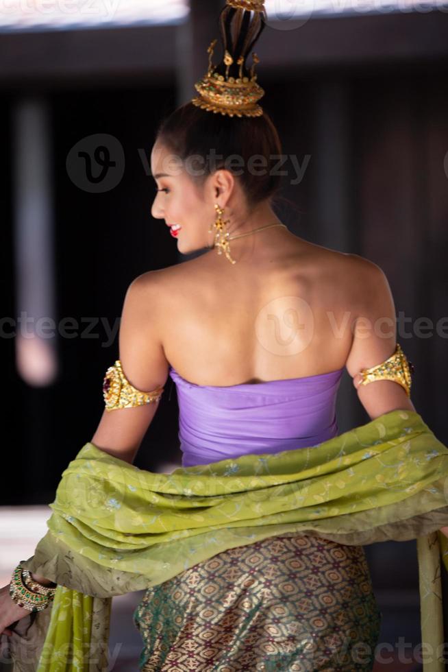 thailändisches kostümkleid schöne frauen, kostüm thailändischer stil in thailand foto