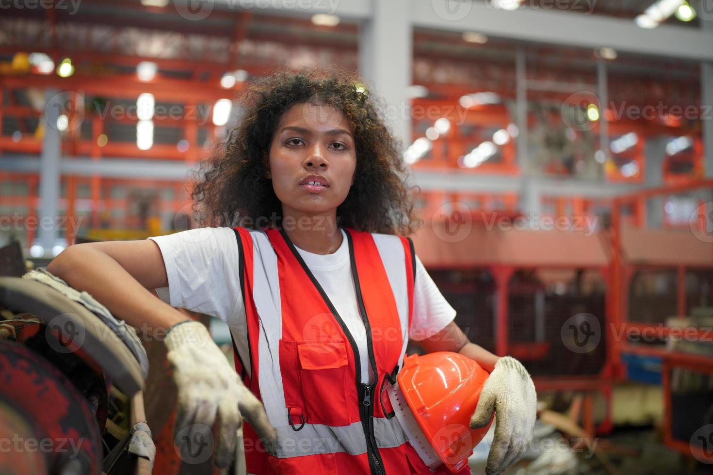 Vorarbeiterin oder Arbeiterin arbeitet auf dem Werksgelände und überprüft Maschinen oder Produkte vor Ort. ingenieur oder techniker, der material oder maschine in der anlage überprüft. Industrie und Fabrik. foto