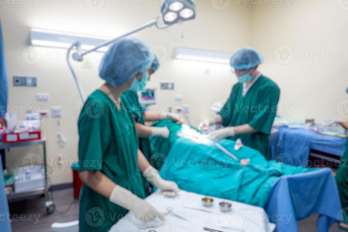 Verschwommener Hintergrund des modernen Operationssaals im Krankenhaus mit einer Gruppe von Chirurgen im Operationssaal mit Operationsgeräten. moderner medizinischer Hintergrund foto