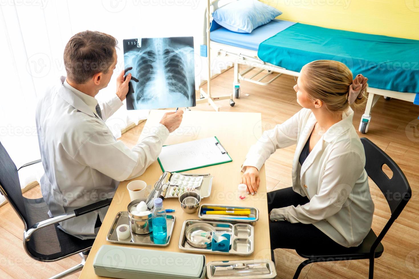 Arzt und Patient im Krankenhaus foto