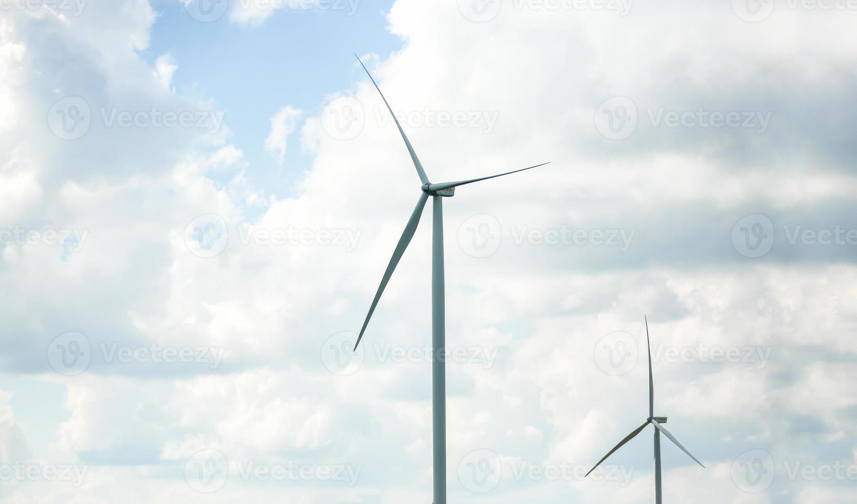 die windturbinenleistung funktioniert, blauer himmel, energieleistungskonzept foto